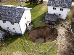 Penampakan Lubang-lubang Raksasa Bikin Ngeri Warga