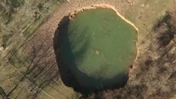 Kebanyakan sinkhole muncul di Kota Petrinja yang membuat warga merasa cemas. Ratusan lubang raksasa itu muncul setelah terjadinya gempa magnitude 6,4 yang menewaskan 7 warga di sana. Foto: YouTube AP