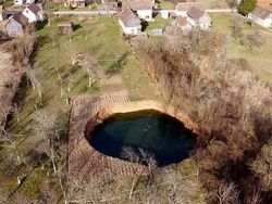 Penampakan Lubang-lubang Raksasa Bikin Ngeri Warga