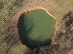 Penampakan Lubang-lubang Raksasa Bikin Ngeri Warga