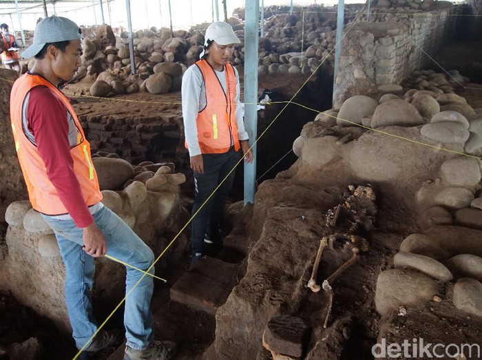 Tim Ekskavasi dari Balai Pelestarian Cagar Budaya (BPCB) Jatim menemukan tiga kerangka manusia di Situs Kumitir, Kabupaten Mojokerto. Pakar Antropologi Universitas Airlangga (Unair) Surabaya meneliti ketiga kerangka manusia tersebut.