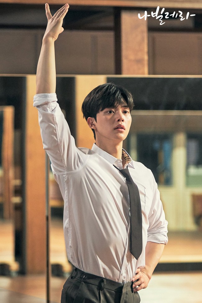 Aksi Song Kang sebagai penari balet dalam drama Korea Navillera sukses mencuri perhatian, hingga menempati urutan keempat artis Korea terpopuler bulan ini. Terlebih, ia menjalin bromance dengan aktor senior Park In Hwan sebagai ‘guru mudanya’. Foto: dok. tvN