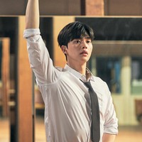 Aksi Song Kang sebagai penari balet dalam drama Korea Navillera sukses mencuri perhatian, hingga menempati urutan keempat artis Korea terpopuler bulan ini. Terlebih, ia menjalin bromance dengan aktor senior Park In Hwan sebagai ‘guru mudanya’. Foto: dok. tvN