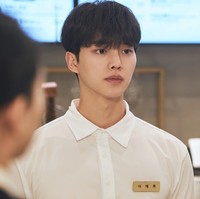 Awalnya, Lee Chae Rok (pemain Song Kang) fanatik dengan sepak bola. Namun, hidupnya berubah setelah menonton pertunjukan balet. Foto: dok. tvN