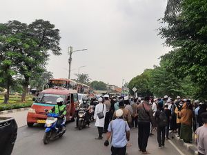 Dilarang Masuk ke Ruang Sidang, Massa HRS Berkerumun di Depan PN Jaktim
