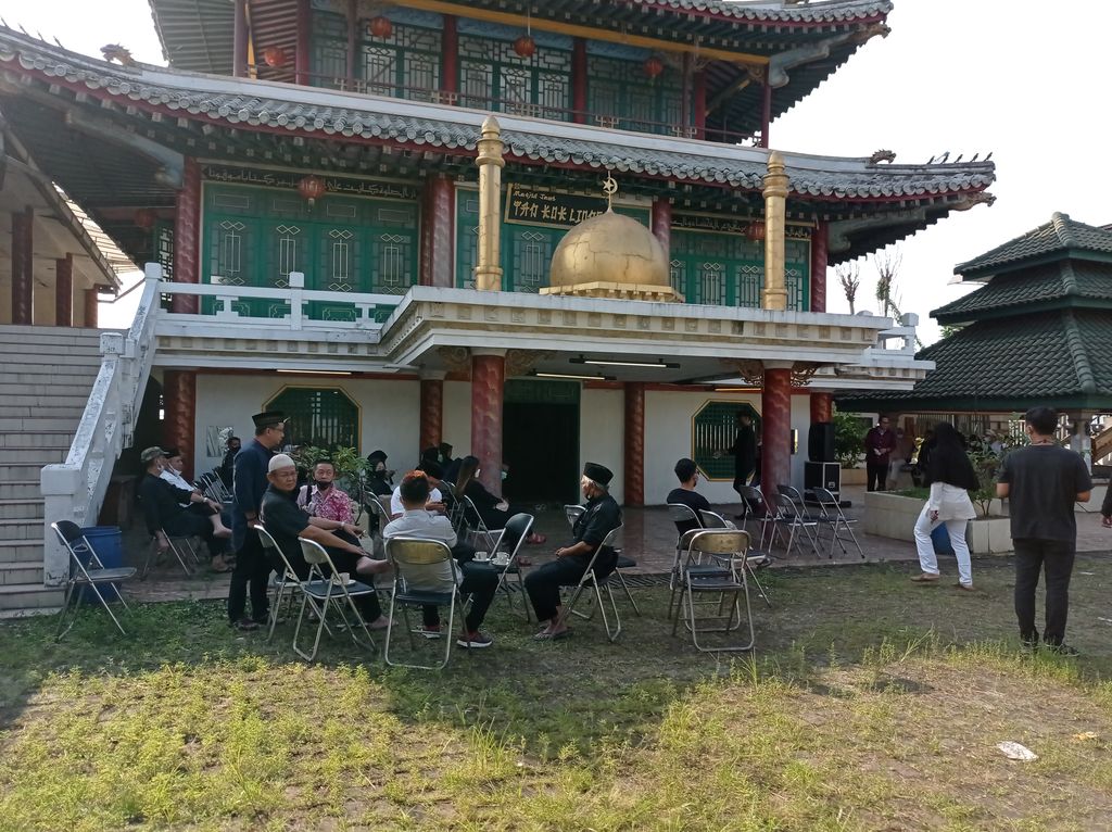 Suasana di sekitar masjid Tan Kok Liong lokasi jenazah Anton Medan akan dimakamkan