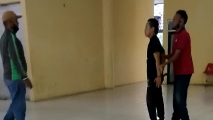 Tangkapan layar video viral Dirut PD Terminal Makassar mengamuk di Terminal Daya (dok. Istimewa).