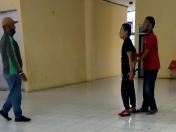 Tangkapan layar video viral Dirut PD Terminal Makassar mengamuk di Terminal Daya (dok. Istimewa).