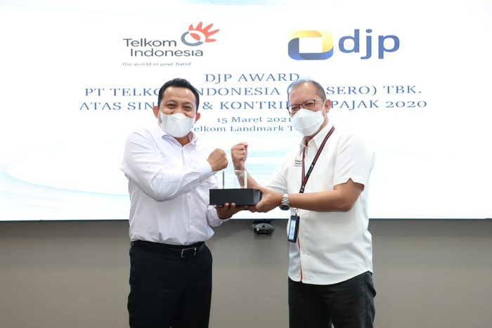 Penyerahan apresiasi kepada PT Telkom Indonesia (Persero) Tbk (Telkom) atas sinergi dan kontribusi pajak di tahun 2020