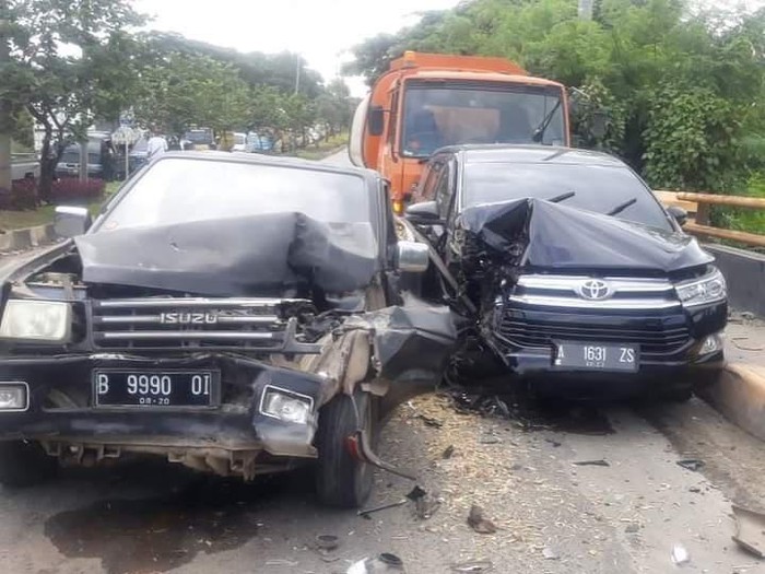 Tiga kendaraan mengalami kecelakaan beruntun di Jalan Lintas Selatan Cilegon akibat sebuah truk mengalami rem blong (dok Polres Cilegon)