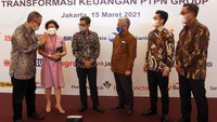 Wakil Menteri BUMN I Bapak Pahala Mansury (ketiga kiri) beribincang bersama Direktur Utama PTPN III M. Abdul Ghani (ketiga kanan) didampingi Direktur Keuangan PTPN III M. Iswahyudi (kedua kanan), Deputi Bidang Keuangan & Manajemen Risiko Kementerian BUMN, Nawal Nely (kedua kiri), Direktur Utama Bank Riau Kepri Andi Bukhari (kiri), Direktur Global Banking Maybank Indonesia Ricky Antariksa (kanan) di sela acara penadatanganan Master Amendment Agreement (MAA) transformasi keuangan PTPN Group di Jakarta. Foto: dok. PTPN