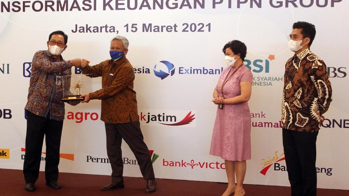 Wakil Menteri BUMN I Pahala Mansury menyaksikan Master Amendment Agreement (MAA) perihal transformasi keuangan PTPN Group di Jakarta, Senin (15/3/2021) malam