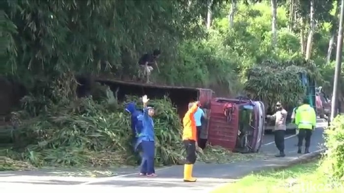 Truk bermuatan pakan sapi terguling di tanjakan cae Sumedang