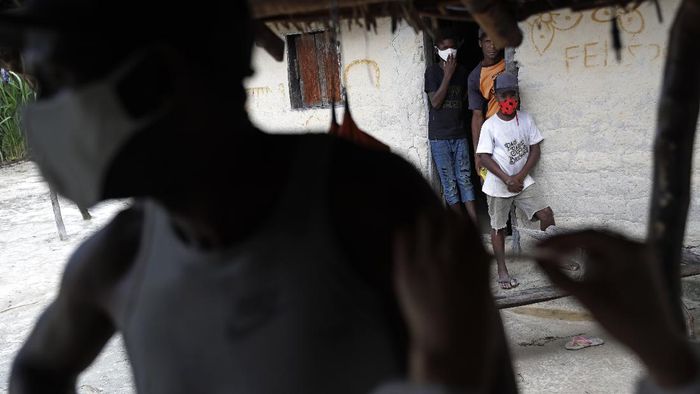 Vaksinasi Jemput Bola untuk Warga Desa Terpencil di Brasil - Foto 5