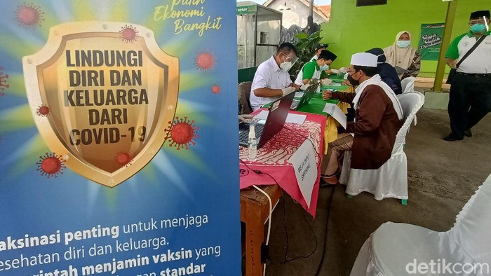 Vaksinasi kyai dan ulama Ponpes di Karawang