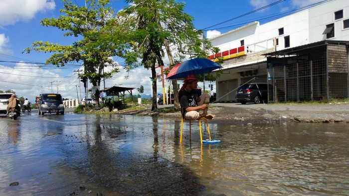 Viral pria memancing dan mandi di kubangan jalan yang rusak parah di Lombok Tengah NTB (dok Istimewa)