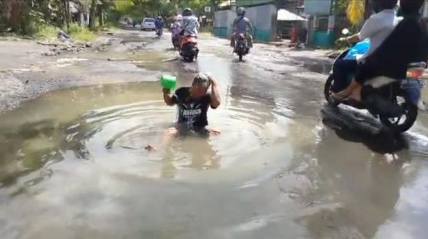 Viral pria memancing dan mandi di kubangan jalan yang rusak parah di Lombok Tengah NTB (dok Istimewa)