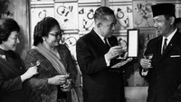 Soeharto dipilih kembali oleh MPR pada tahun 1973, 1978, 1983, 1988, 1993, dan 1998. Pada 1998, masa jabatannya berakhir setelah mengundurkan diri pada 21 Mei, menyusul terjadinya Kerusuhan Mei 1998 dan pendudukan gedung DPR/MPR oleh ribuan mahasiswa. Getty Images/Keystone