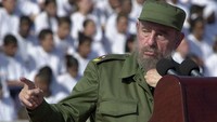 FidelCastro juga dikenal dekat dengan Soekarno, sang presiden pertama Indonesia. Jika dihitung dari Desember 1976 sampai Februari 2008, maka masa pemerintahan FidelCastro adalah 32 tahun. Apabila dihitung dari awal ia memimpin revolusi Kuba, maka total ia memimpin Kuba adalah 49 tahun. Getty Images/Jorge Rey