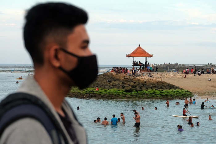Wisatawan lokal menikmati suasana saat liburan di Pantai Sanur, Denpasar, Bali, Senin (15/3/2021). Tiga wilayah di Pulau Dewata telah ditetapkan oleh Menteri Kesehatan Budi Gunadi Sadikin beserta Menteri Pariwisata dan Ekonomi Kreatif Sandiaga Salahuddin Uno sebagai zona hijau bebas COVID-19 untuk pelaksanaan program Free Covid Corridor (FCC) yaitu Ubud di Kabupaten Gianyar, Indonesia Tourism Development Corporation (ITDC) Nusa Dua di Kabupaten Badung, dan Sanur di Kota Denpasar. ANTARA FOTO/Nyoman Hendra Wibowo/foc.