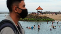 Wisatawan lokal menikmati suasana saat liburan di Pantai Sanur, Denpasar, Bali.
