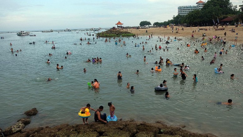 WILAYAH ZONA HIJAU COVID-19 DI BALI Wisatawan lokal menikmati suasana saat liburan di Pantai Sanur, Denpasar, Bali, Senin (15/3/2021). Tiga wilayah di Pulau Dewata telah ditetapkan oleh Menteri Kesehatan Budi Gunadi Sadikin beserta Menteri Pariwisata dan Ekonomi Kreatif Sandiaga Salahuddin Uno sebagai zona hijau bebas COVID-19 untuk pelaksanaan program Free Covid Corridor (FCC) yaitu Ubud di Kabupaten Gianyar, Indonesia Tourism Development Corporation (ITDC) Nusa Dua di Kabupaten Badung, dan Sanur di Kota Denpasar. ANTARA FOTO/Nyoman Hendra Wibowo/foc.