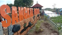 Tempat wisata Mbalong Sangkal Putung itu berjarak 13 kilometer dari pusat kota Kudus. Jika ditempuh dengan berkendara sekitar 24 menit. 