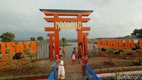 Kades Kesambi, Mokhamad Masri, menuturkan gapura dibangun untuk menarik wisatawan. Sebab, di Kudus belum ada spot wisata yang terdapat khas seperti di Jepang. 