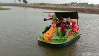 Traveler bisa main bebek-bebekan di sini. Penamaan Wisata Mbalong Sangkal Putung itu sesuai dengan lokasi. Mbalong berarti rawa, sedangkan putung merupakan nama jalan yang berada di depan objek wisata tersebut. 