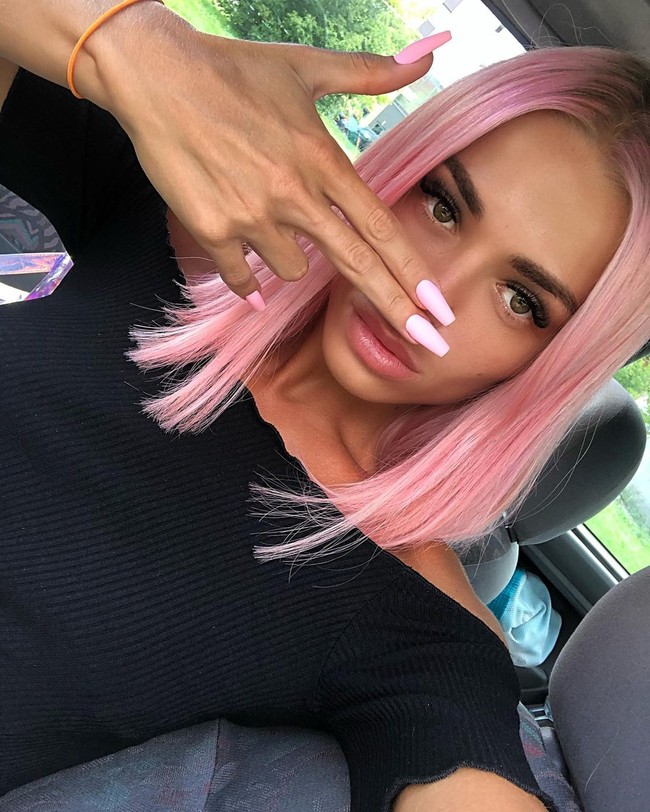 Artis Rusia bernama Anastasia Balinskaya baru-baru ini mengunggah fotonya hidungnya. Kepada para follower, wanita tersebut mewanti-wanti agar hati-hati jika ingin memperbaiki wajah untuk meningkatkan percaya diri. Hidungnya sendiri membengkak sebelum mulai membusuk karena kegagalan operasi. Foto: Instagram @nastenabalinskaya