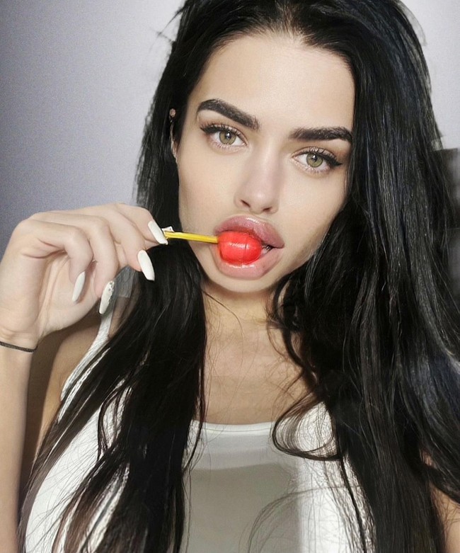 Banyak orang melakukan operasi hidung tapi tidak menemukan masalah berarti. Alasan mengapa hidungnya Anastasi jadi membusuk adalah karena tubuhnya menolak implan yang dimasukan ke dalam hidung.Foto: Instagram @nastenabalinskaya