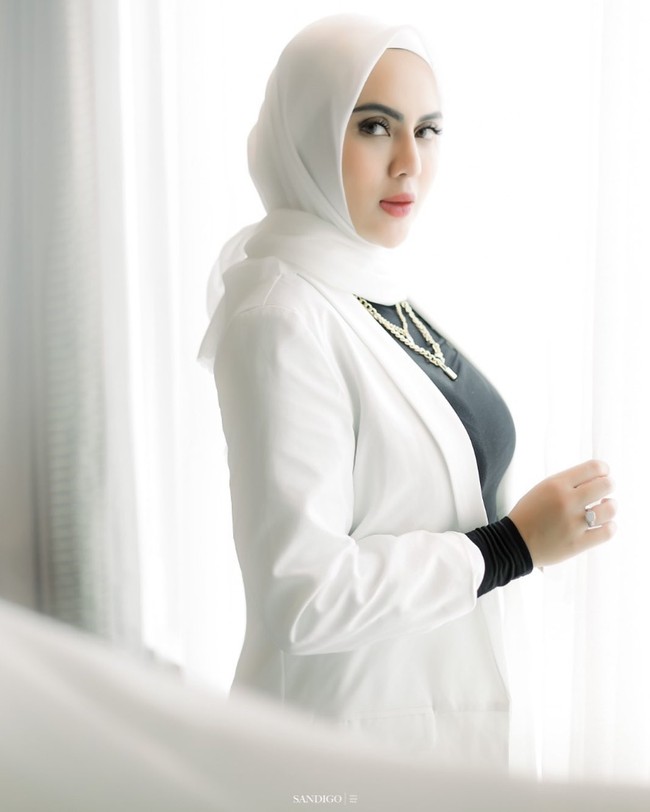 Setelah berganti penampilan menjadi berhijab, Anggita pun membuka bisnis hijab di Instagram, yang ia beri nama @alaiascarves.id. Bisnis hijab itu dijalaninya mulai Agustus 2020. Foto: Dok. Instagram @anggitasari612.