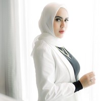 Setelah berganti penampilan menjadi berhijab, Anggita pun membuka bisnis hijab di Instagram, yang ia beri nama @alaiascarves.id. Bisnis hijab itu dijalaninya mulai Agustus 2020. Foto: Dok. Instagram @anggitasari612.