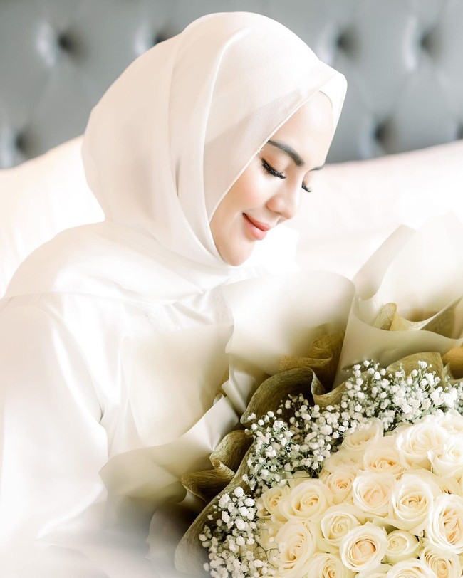 Mantan model dan DJ seksi Anggita Sari sedang menjadi perbincangan warganet.  Sebelumnya dia mantap berhijab usai melahirkan anak laki-lakinya. Semenjak itu dia pun kerap foto OOTD dengan memakai hijab. Foto: Dok. Instagram @anggitasari612.