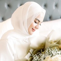 Mantan model dan DJ seksi Anggita Sari sedang menjadi perbincangan warganet.  Sebelumnya dia mantap berhijab usai melahirkan anak laki-lakinya. Semenjak itu dia pun kerap foto OOTD dengan memakai hijab. Foto: Dok. Instagram @anggitasari612.