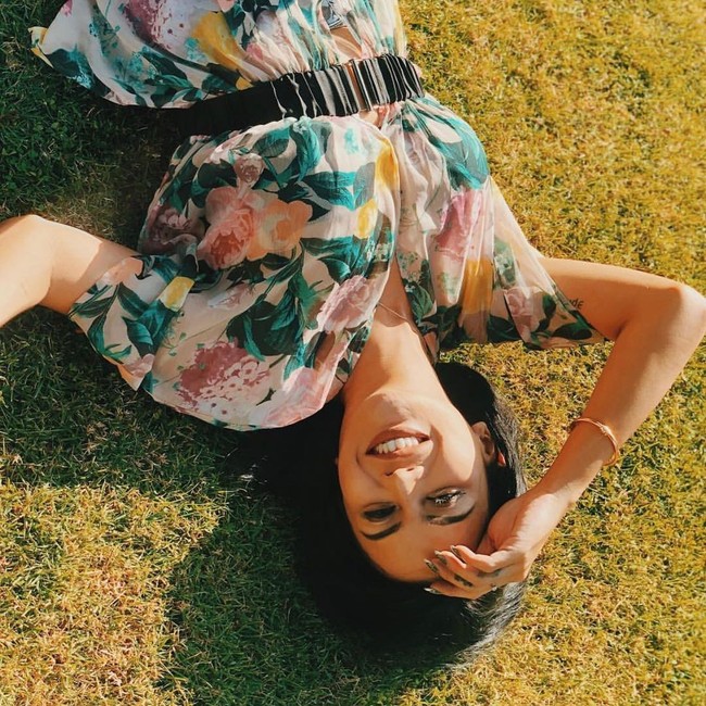 Namun tiba-tiba saja kini Anggita Sari membagikan beberapa foto baru tanpa memakai hijab. Tentu aksinya ini membuat warganet terkejut dan penasaran, apa yang telah ia alami. Melalui unggahan Instagram dia hanya menuliskan jika semua orang berhak untuk mendapatkan kebahagiaan. Everyone deserves to laugh. Everyone deserves to be happy.... Everyone deserves to be LOVED, tulisnya di akun @anggitasari612 pada Selasa (16/3/2021). Foto: Dok. Instagram @anggitasari612.