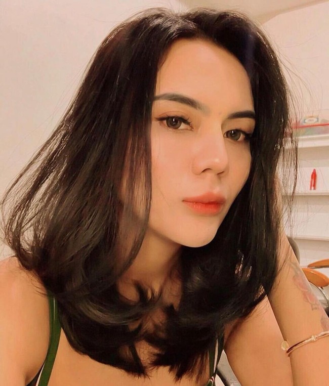 Kembali mengunggah foto melepas hijab, Anggita Sari mengucapakan terimakasih kepada pengikutnya di Instagram karena telah menerima banyak dukungan atas keputusannya tersebut. Thankyou for all your DM & supports, guys. Awalnya aku mikir “it’s okay aku di bully, udah biasa” tapi kalian baik2 sekali. Idk why. Doain yg terbaik aja untuk aku bisa lebih baik lagi. Yah “lebih baik” versi tiap orang ber beda2 sih. Hmm Apapun itu. I can’t say too much. All ur DM’s & positive comments means a lot for me. Sorry can’t reply it one by one. With love, Anggita, tulisnya. Foto: Dok. Instagram @anggitasari612.