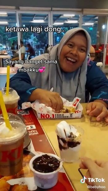 Kisah viral ART yang bahagia karena ditraktir makan sang majikan.