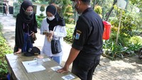 Pembukaan kembali taman kota bagi masyarakat umum tetap menerapkan protokol kesehatan yaitu dengan cek suhu, mencuci tangan, dan mengenakan masker.