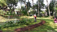 Taman Kota di Jakarta yang tutup sejak masa pandemi menjadi pilihan alternatif liburan bagi sebagian warga.