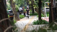 Keberadaan taman kota selain sebagai tempat rekreasi yang murah meriah, juga bermanfaat untuk areal berolahraga.