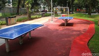 Namun fasilitas olahraga maupun sarana permainan yang ada di taman kota untuk sementara tidak boleh digunakan untuk menjaga kontak antar manusia.