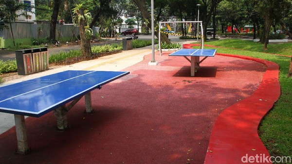 Namun fasilitas olahraga maupun sarana permainan yang ada di taman kota untuk sementara tidak boleh digunakan untuk menjaga kontak antar manusia. Namun fasilitas olahraga maupun sarana permainan yang ada di taman kota untuk sementara tidak boleh digunakan untuk menjaga kontak antar manusia.