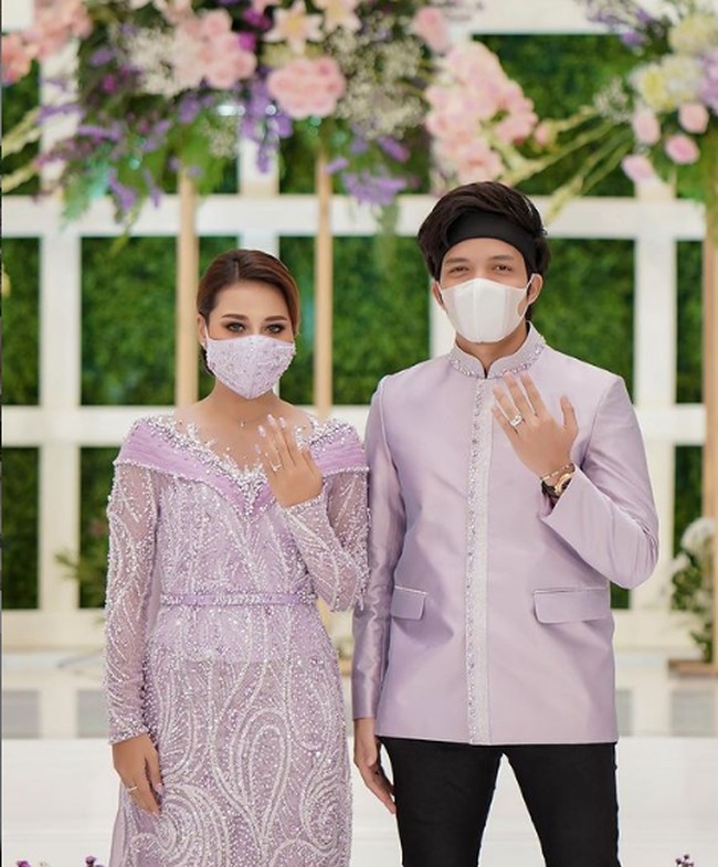 Gaya Aurel Hermansyah mengenakan kebaya modern warna lilac saat lamaran dengan Atta Halilintar menuai pujian. Kebaya berpotongan off shoulder yang dipadukan dengan kain songket karya Ancha Wedding ini membuat penampilan Aurel manglingi. Foto: Instagram/@aurelie.hermansyah