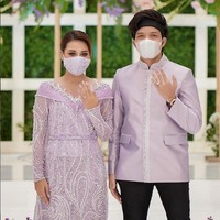 Gaya Aurel Hermansyah mengenakan kebaya modern warna lilac saat lamaran dengan Atta Halilintar menuai pujian. Kebaya berpotongan off shoulder yang dipadukan dengan kain songket karya Ancha Wedding ini membuat penampilan Aurel manglingi. Foto: Instagram/@aurelie.hermansyah