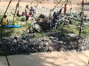 Sebuah Pikap Hanyut Terbawa Arus Banjir di Magetan