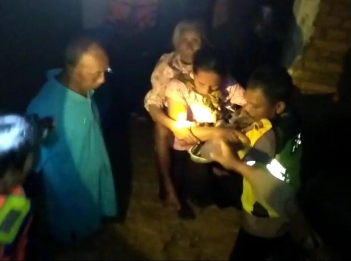 Hujan deras yang mengguyur Magetan membuat enam desa di tiga kecamatan dilanda banjir. Banjir yang paling parah terjadi di Desa Pojok, Kecamatan Kawedanan.