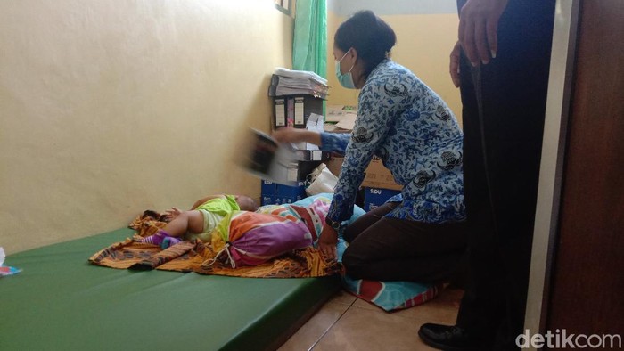 Bayi yang ditinggal ibunya di emperan warga Kudus