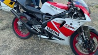 Untuk diketahui TZR 250 RS merupakan motor sport legendaris 2-tak yang menjadi pesaing Honda NSR. Foto: Twitter @azusagakuyuki