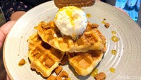 Kenyang makan Gouda Taco Beef Enchiladas, masih bisa lanjut nongkrong ditemani dessert andalan di Bottlenose Shack. Salah satunya yang paling populer ada menu Lemon Biscoff Croffle. Foto: detikFood